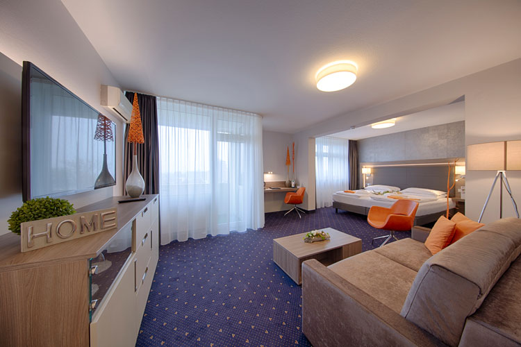 Doppelzimmer im Best Western Plus Hotel Steinsgarten in Gießen Helles Doppelzimmer mit TV, Schlafcouch und Doppelbett