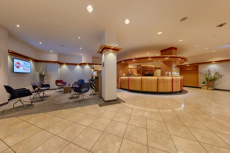 Lobby im Best Western Plus Hotel Steinsgarten in Gießen Hell erleuchtete Hotellobby mit Rezeption und Sitzmöglichkeiten