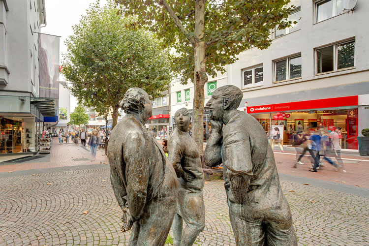 Bronzeskulptur Die 3 Schwätzer in der Gießener Innenstadt