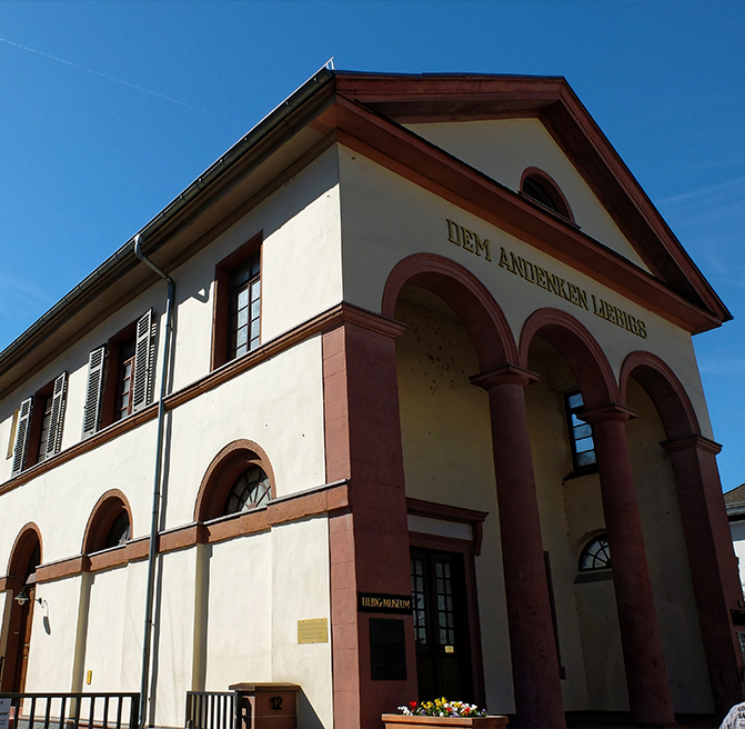 Historisches Gebäude in Gießen Historisches Gebäude mit der Inschrift "Dem Andenken Liebigs"