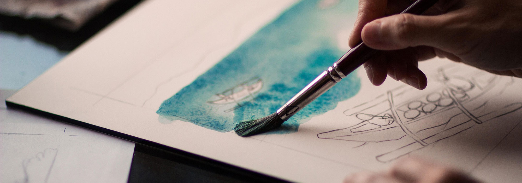 Hand malt Aquarellfläche über einer Skizze mit Boot und Figuren.