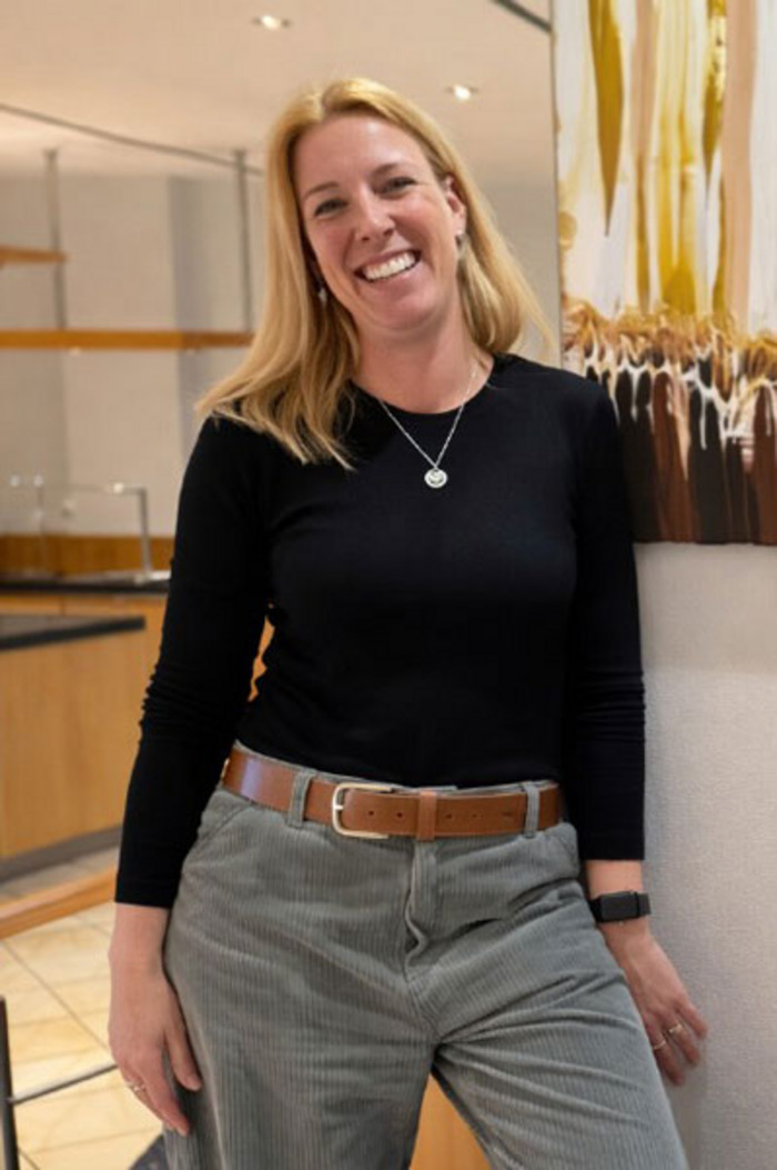 Portraitaufnahme Stephanie Fischer-Schmidt vor ausgestelltem Gemälde